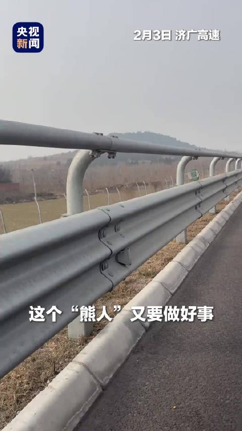 货车雨篷掉落高速，张先生冒险挪开获赞