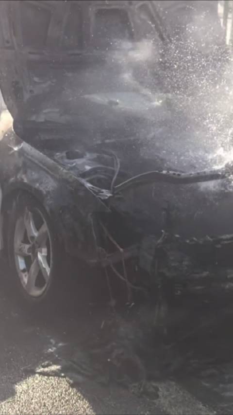 一轿车小区内自燃消防紧急救援