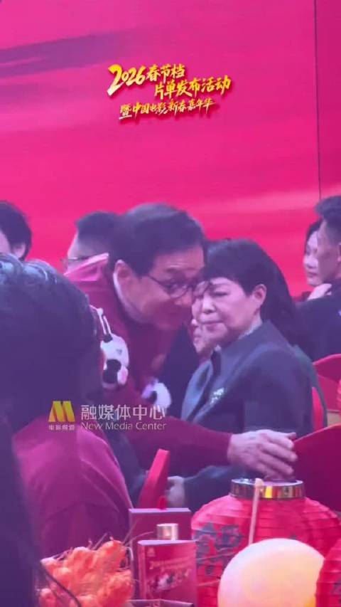 成龙大哥穿过人群，找八爷袁和平和李连杰聊天