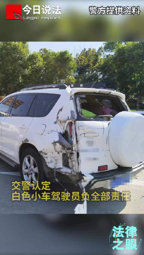 险酿大祸！小车错过匝道强行变道，货车刹车刹到冒白烟