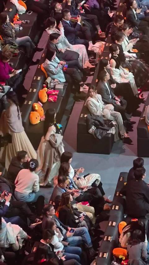 刘些宁和张艺凡 为什么搂的这么娴熟