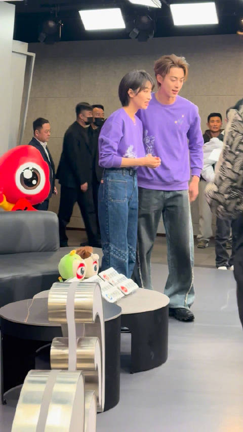 王鹤棣扫楼滑跪宋茜，姐笑称倒也不必