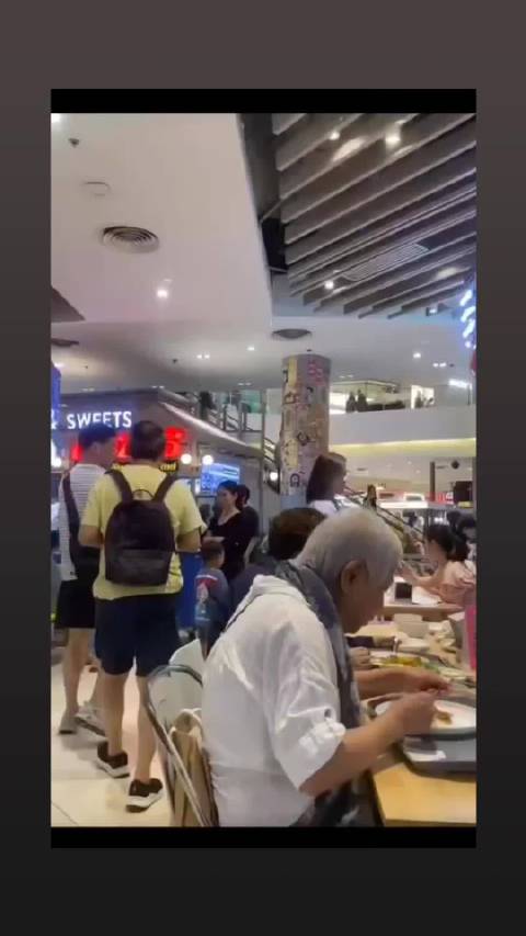 佘诗曼曼谷与妈妈聚餐，被粉丝偶遇