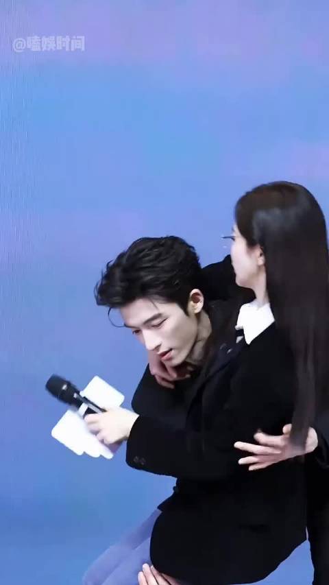 王星越男友力爆棚公主抱白鹿，王鹤棣单手抱，敖瑞鹏引热议