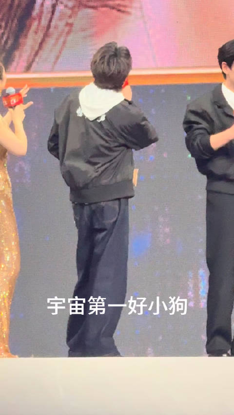 主持人问：对哪个眼睛的特写印象最深