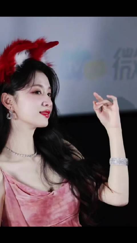 王楚然精准复刻妲己神态，与丞磊还原暴君妖妃名场面