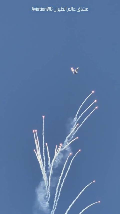沙特飞行员驾F-15SA在2026防务展表演撒干扰弹