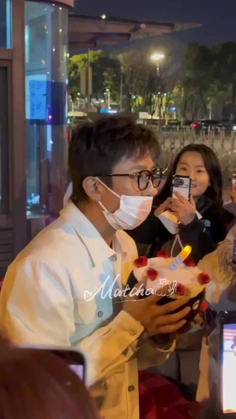 邓超生日被粉丝蛋糕玩偶戏弄笑称别虐老人