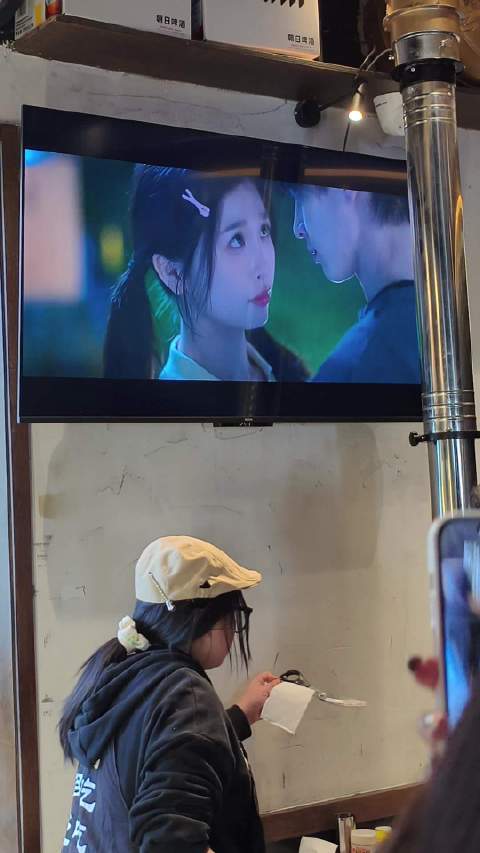 烤肉店在放双轨诶，店里也一直在放双轨的ost 不错不错