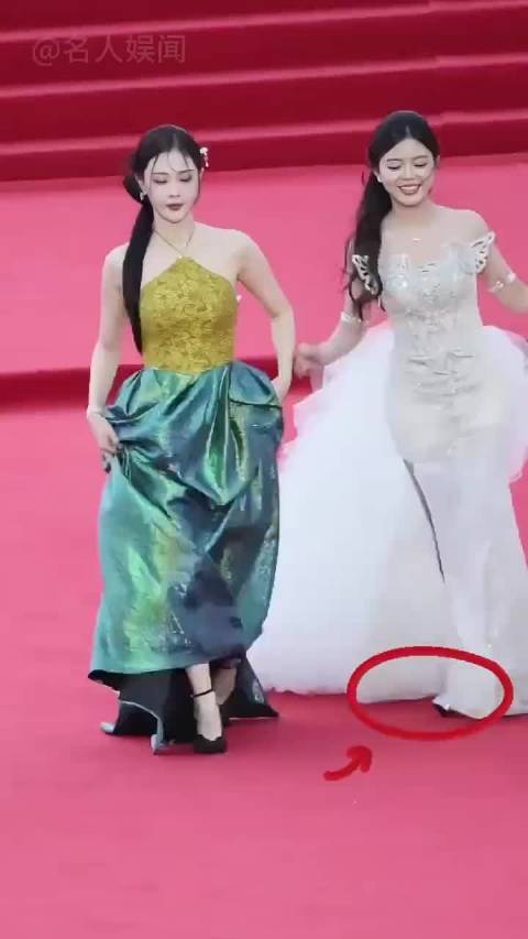 “被高跟鞋硬控的女星，蔡依林当场扔掉高跟，迪丽热巴全靠脚尖发力”