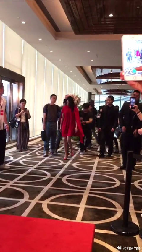 姚晨真的是生过两个孩子的人吗？肉眼看绝对不超过95斤，苏明玉