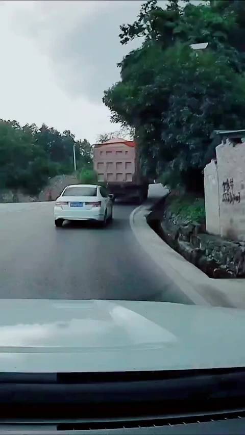 这下知道为什么要离大货车远一点了吧