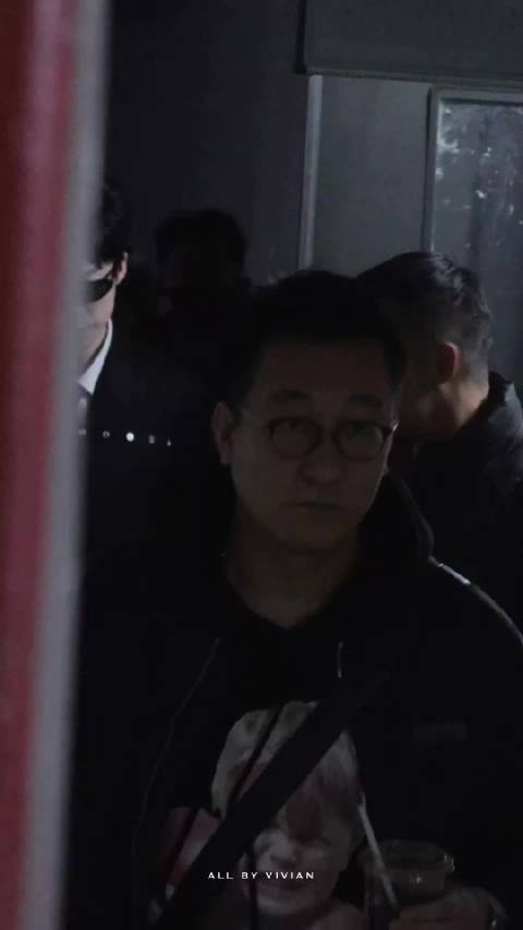 刘宇宁墨镜西装造型亮相，宽肩窄腰尽显男模气质