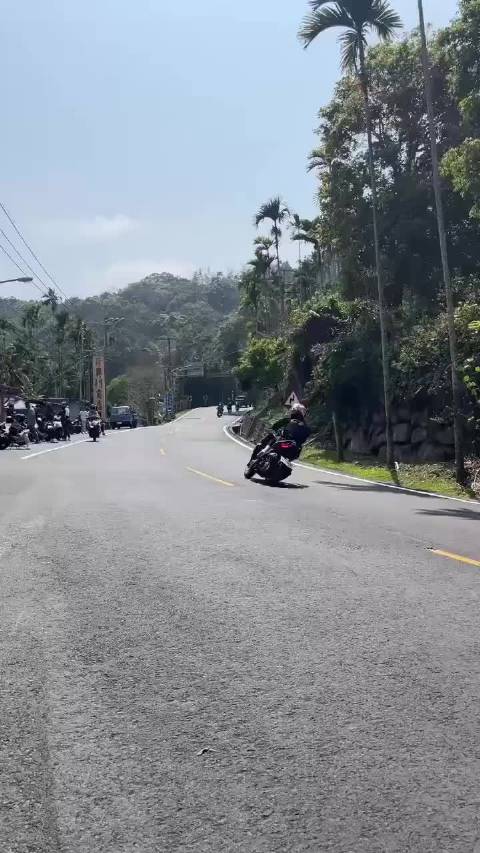 摩托追尾自行车：两轮撞两轮~~~谁的责任啊？