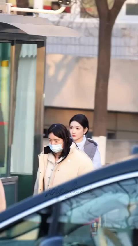 王玉雯春晚彩排穿缎面长裙，新剧《突然的喜欢》热播中