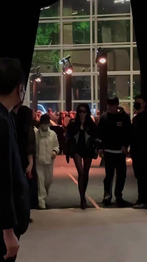 孙怡晒女儿身高近董子健肩膀，称未发现身高缺点