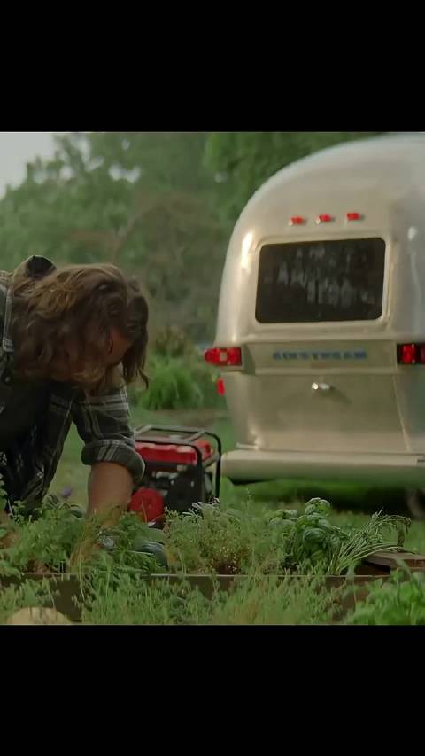 突如其来的物体竟然穿透房车的顶层，压抑的环境似乎预示着即将有大事发生