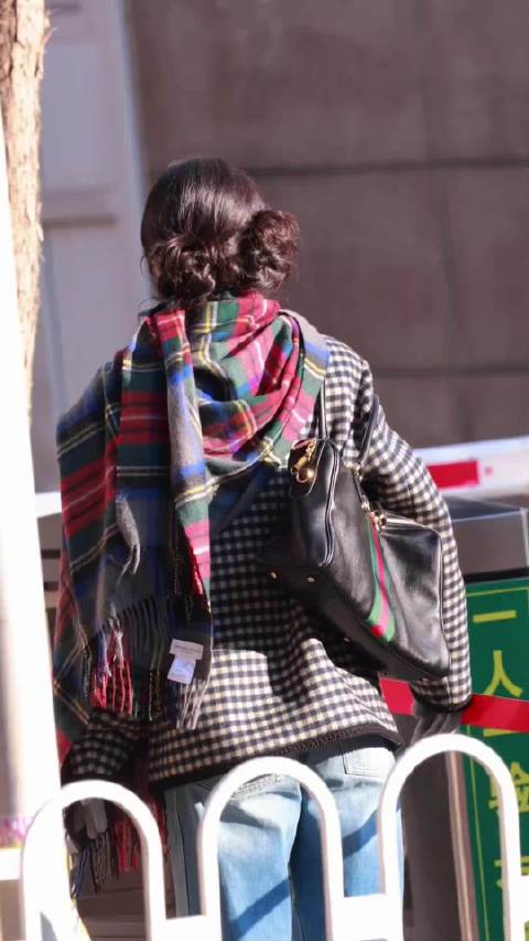 光看这个背影就觉得好可爱呀，现场的粉丝们真的好热情