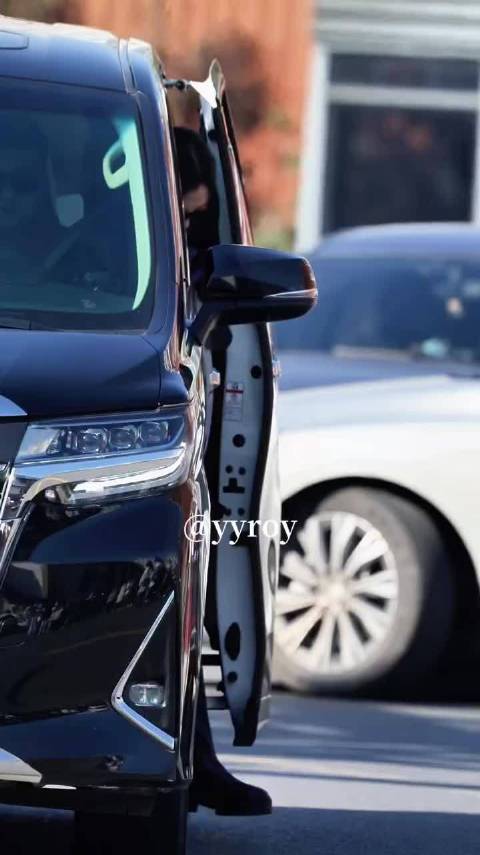 虞书欣今日云初令上班路透，被这抹“克莱因蓝”美晕了！