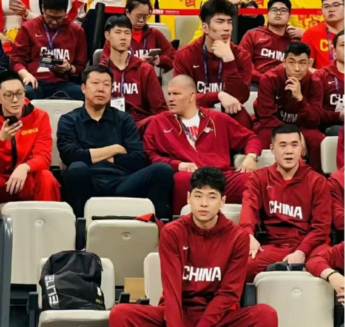 在国家队比赛中，徐杰和赵睿的配合战术有何互补优势？