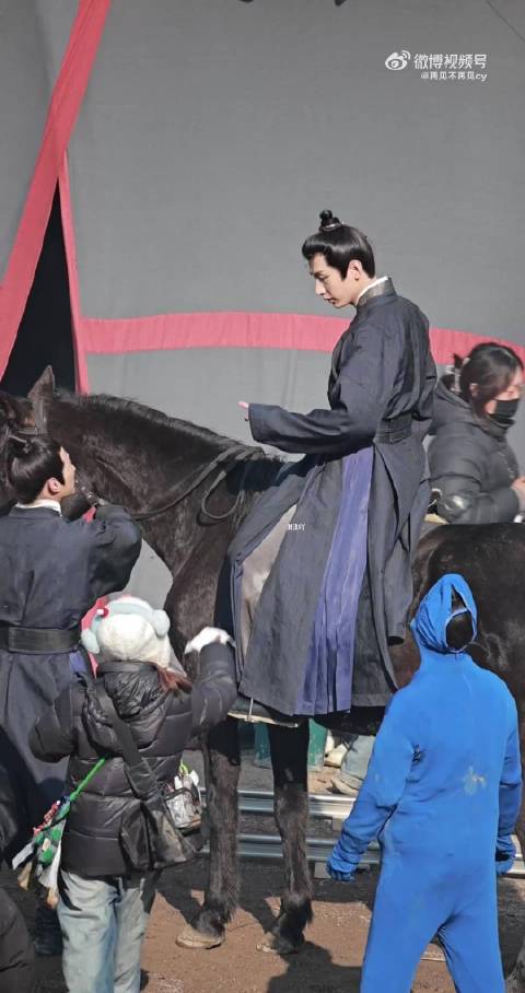 成毅两京十五日杀青，太子殿下马上英姿引期待