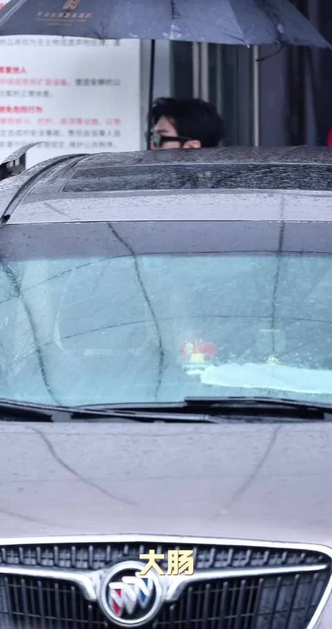 陈哲远你好星期六上班路透，好帅的一套！ 陈哲远也是一录综艺就下雨来着