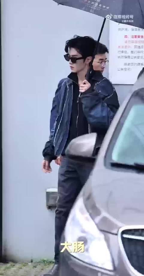 陈哲远墨镜牛仔衣亮相hi6上班路透