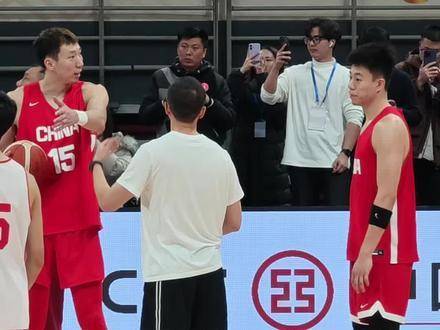 中韩对决箭在弦上，周琦与张镇麟赛前深度踩场、密谈良久