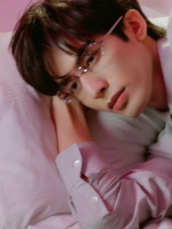 此男的人夫感已溢出屏幕，宋威龙与银框眼镜适配度这一块