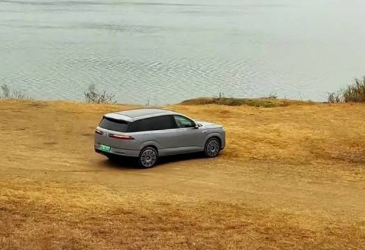 比亚迪腾势N8精准泊车技术挑战北京胡同