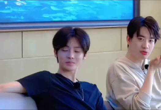 侯哥就是有实力，早期就帅成这样