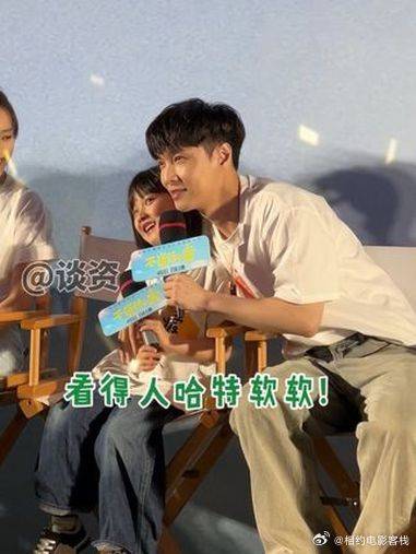 张艺兴单手抱娃引热议