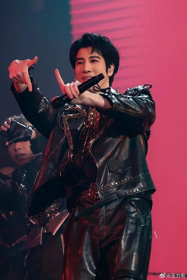 王力宏演唱会上深情告白！