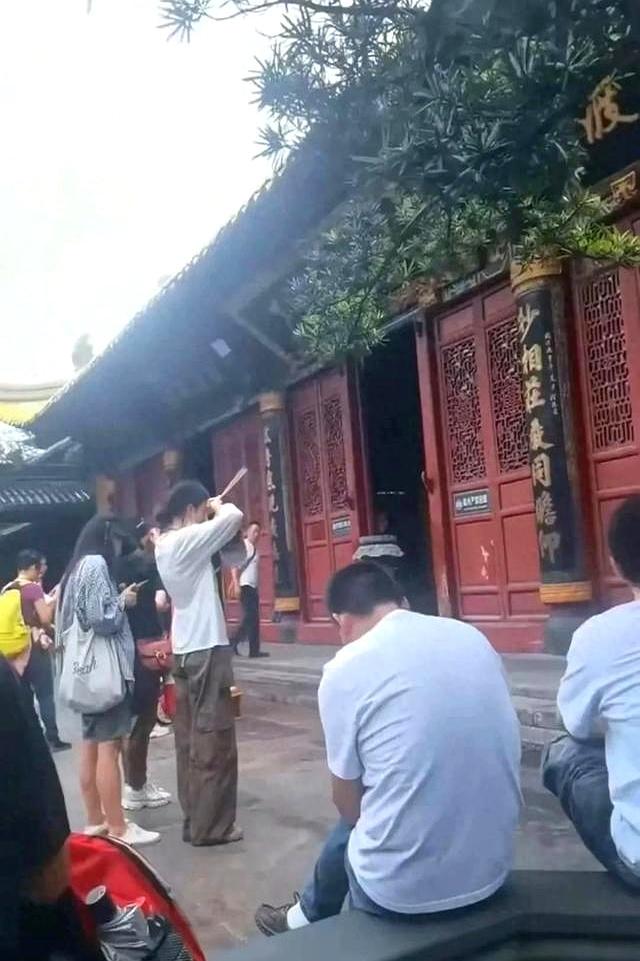 普陀山偶遇王楚然祈福 素颜低调美到发光 没想到很虔诚