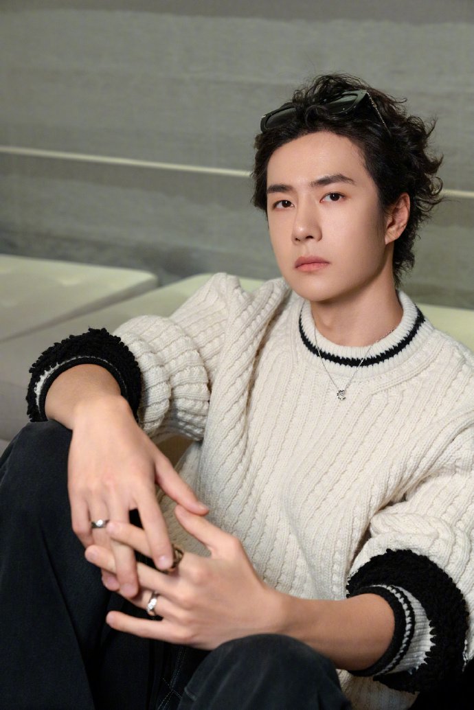 王一博最新造型释出：白毛衣配卷发演绎温柔俊朗，简约中见高级