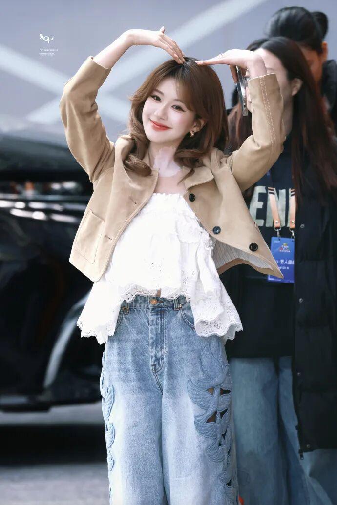 奶茶被嘉宾嫌弃？赵露思借综艺回归？迪丽热巴沉迷刷封？敖瑞鹏不修边幅？姨太问答