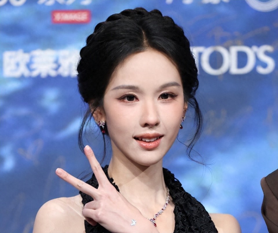 北京这一夜，杨紫杨幂陈都灵齐脸僵成槽点，不如倪妮辛芷蕾大气