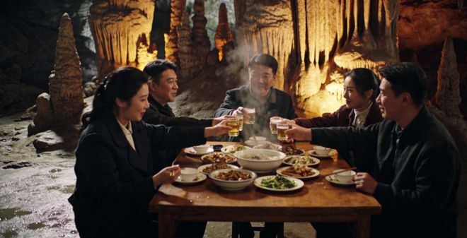 村民山洞吃席，网友：想起《西游记》，藏着乡村最本真的智慧与浪漫