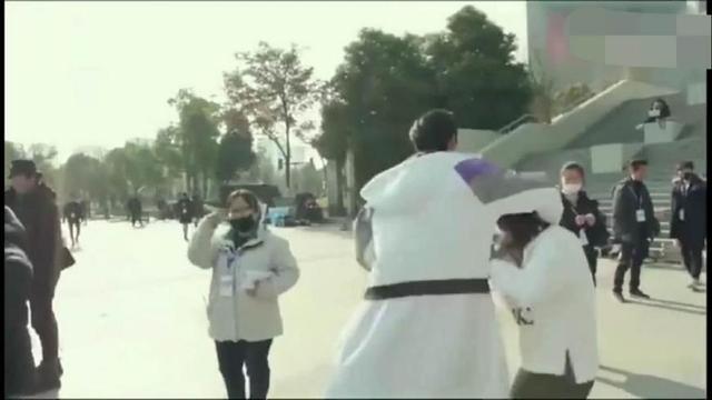 《流星花园》花絮:导演交王鹤棣沈月拍戏,工作人员表情亮了