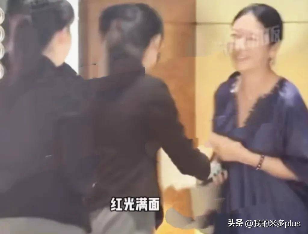 沙溢47岁打扮太潮像男模，闫妮现身聚会，戴围巾穿裙子胖了一圈_显得_合作_头发