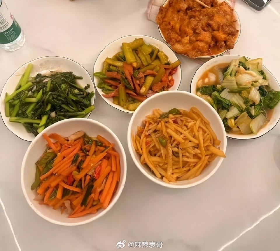 曝侯明昊孔雪儿恋情，双方工作室辟谣