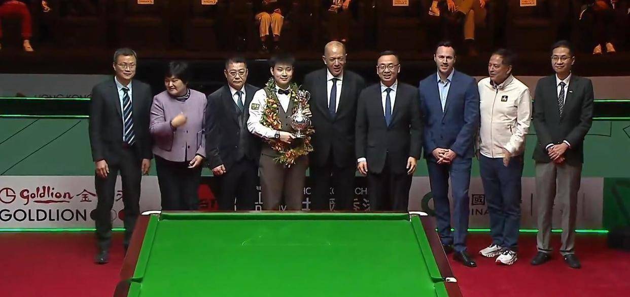 10-6赵心童夺第4冠，狂揽180万，戴花环+开心捧杯，腼腆大合影