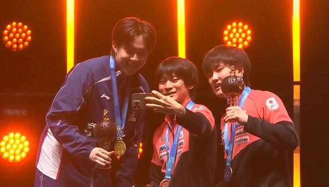 王楚钦为何能赢张本智和夺冠？刘国正解说挺狠，王皓挥拳回应庆祝