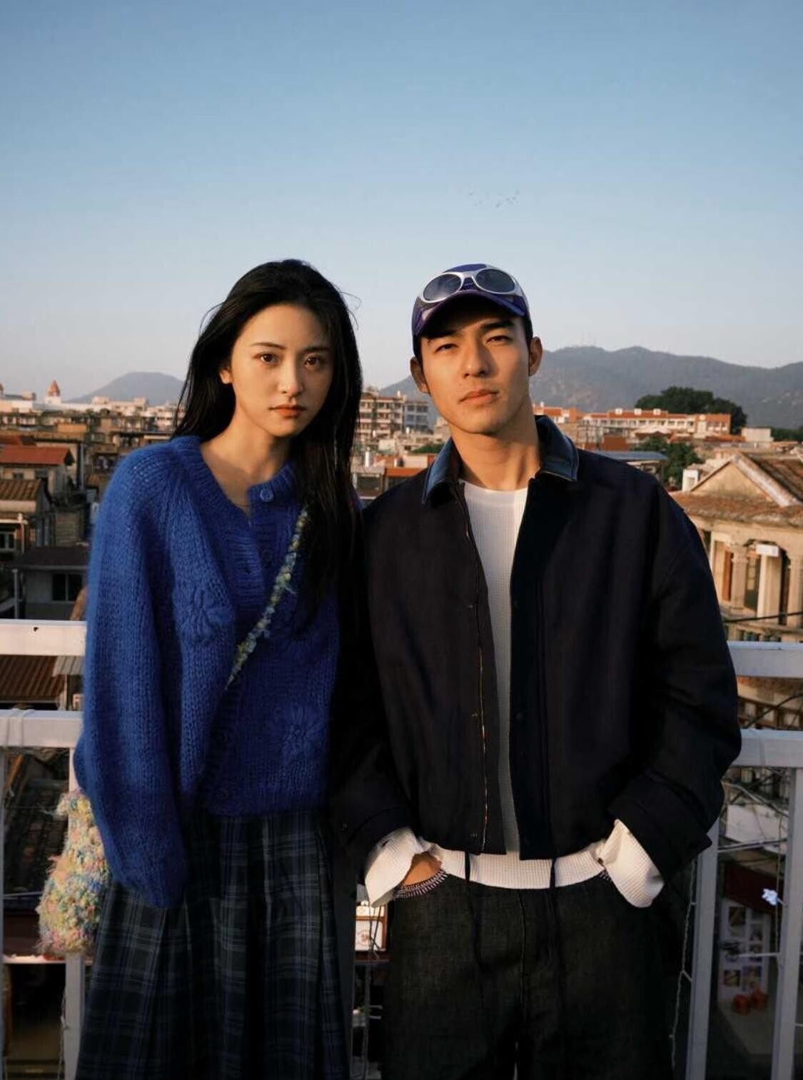 沈月探班新剧,与主演共饮奶茶,粉丝期待与偶像近距离接触。