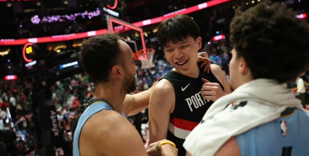 开拓者战胜灰熊赛后杨瀚森与李凯尔温情互动