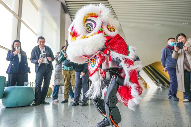 图为国家会议中心二期内，机器人在演练舞狮。