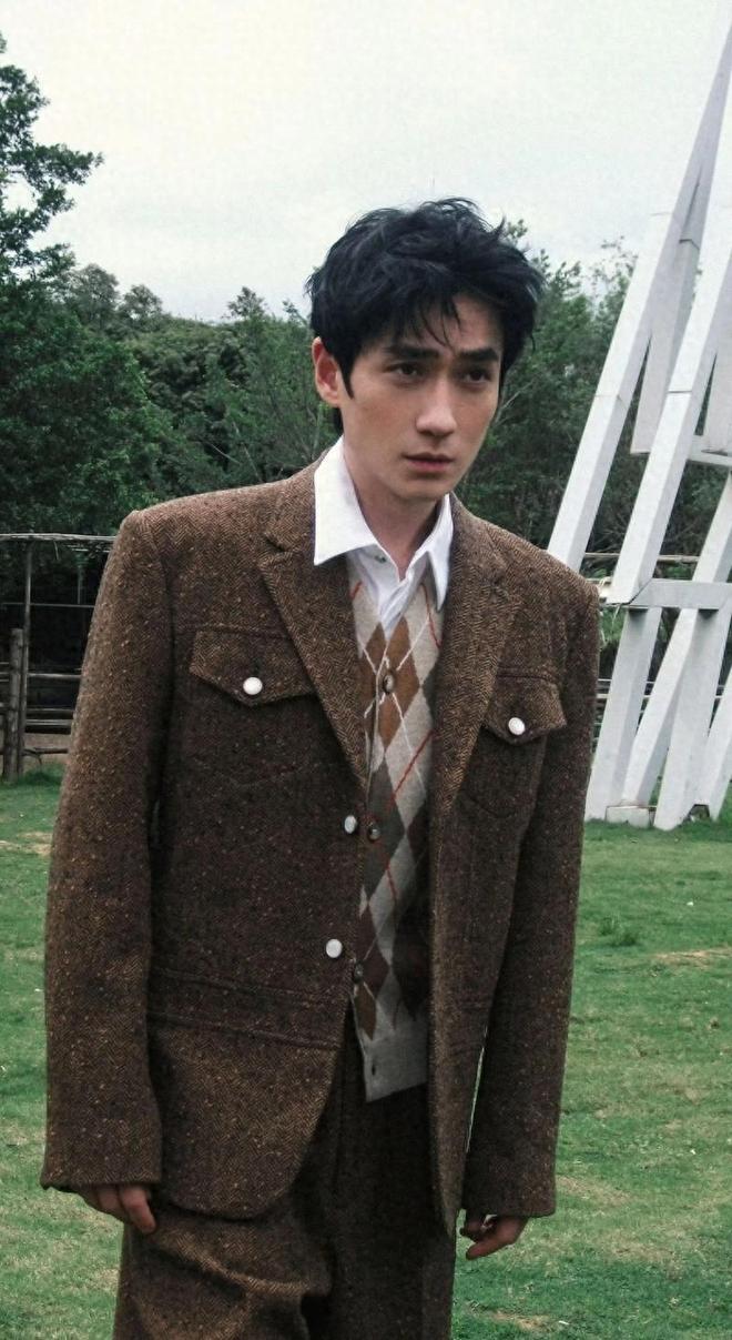 朱一龙拍硬照祖传操作：别人P白他P黑，P图师笑称KPI稳了