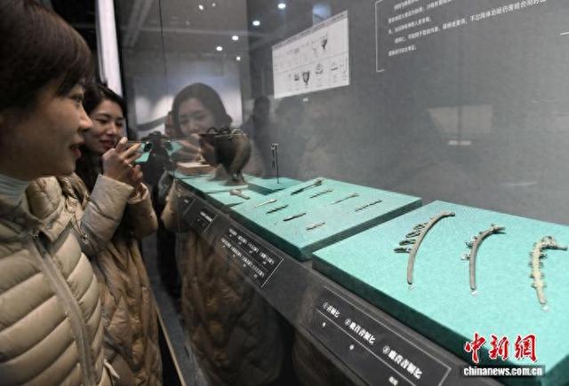 图为展览《北方草原金属之路——来自鄂尔多斯的青铜回响》现场。中新网记者 周毅 摄