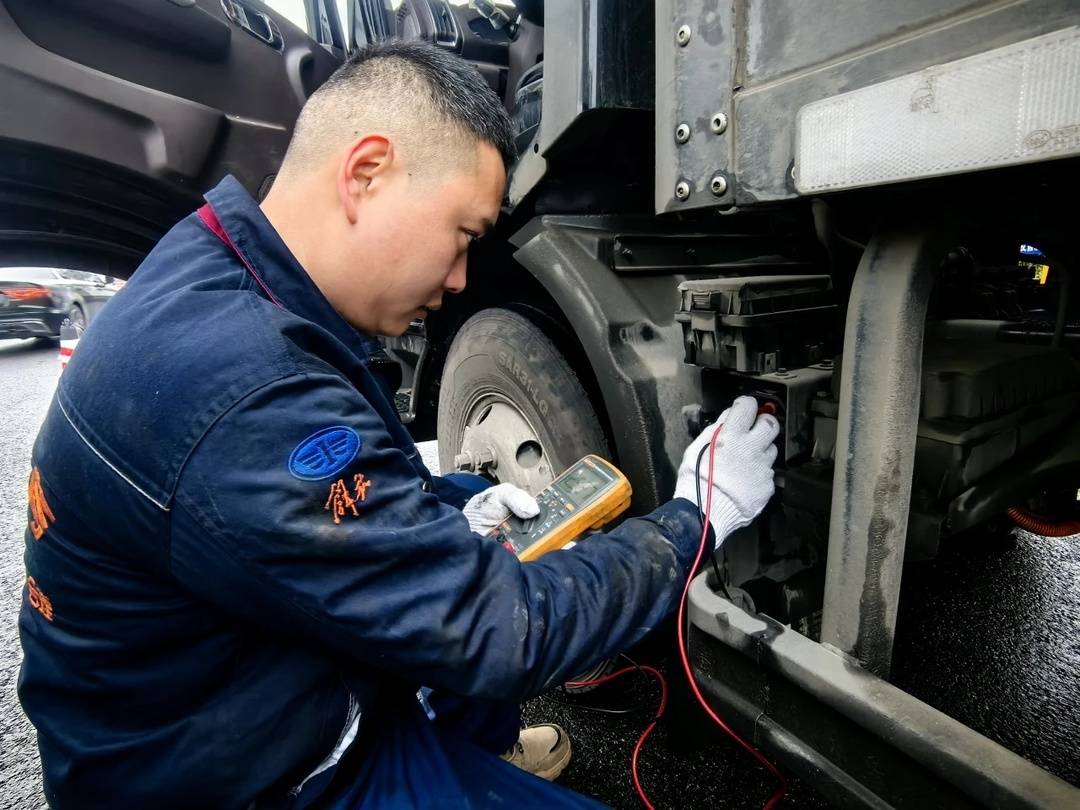在春运路上吃顿团年饭 成都货车司机暖心驿站年味浓