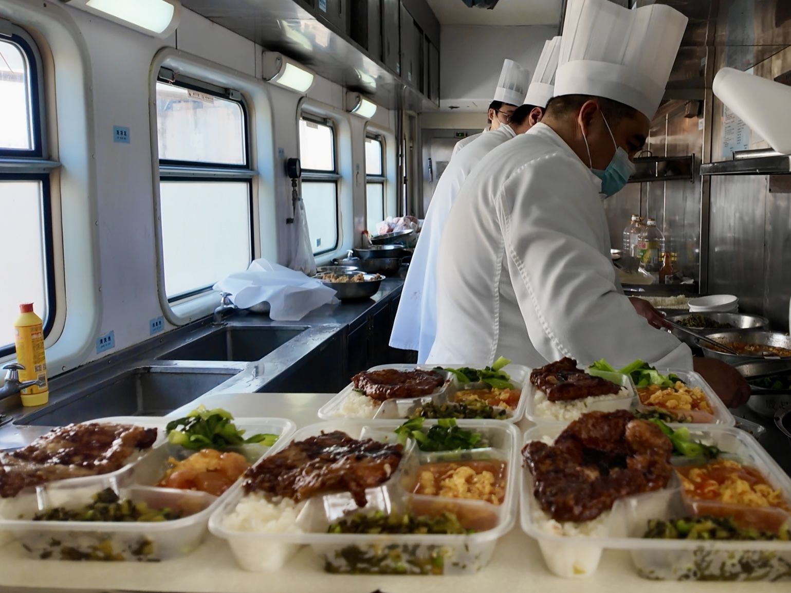2月3日，1462次列車餐車正在現炒盒飯，內有紅燒大排、番茄炒蛋等，售價每份20元。新京報貝殼財經記者俞金旻 攝